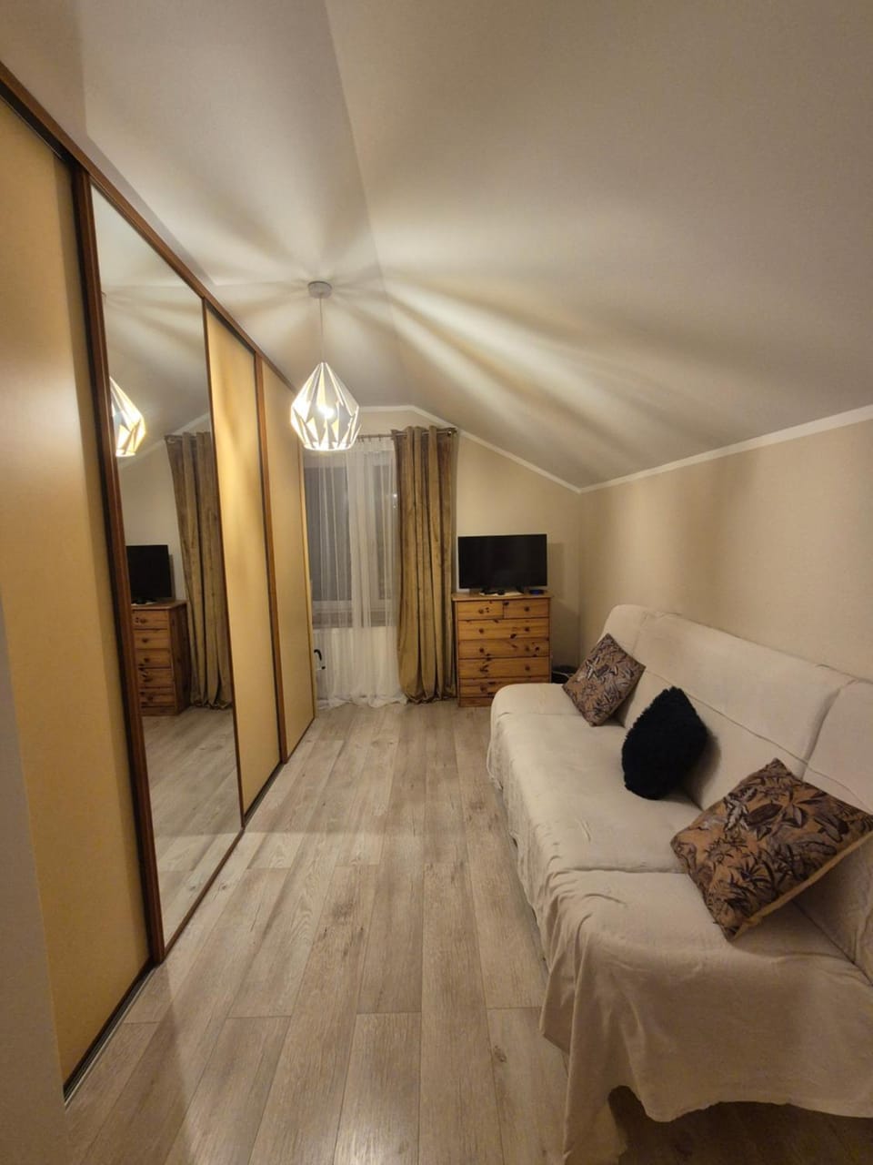 Bed, Photo of the whole room, towels, wardrobe