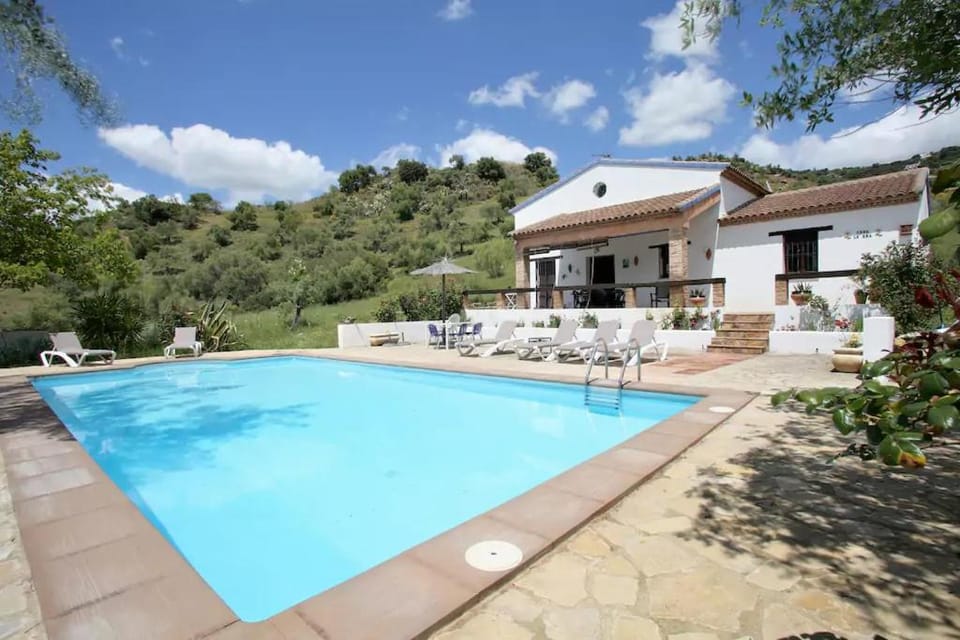 Property building, Garden, Pool view, Swimming pool, sunbed