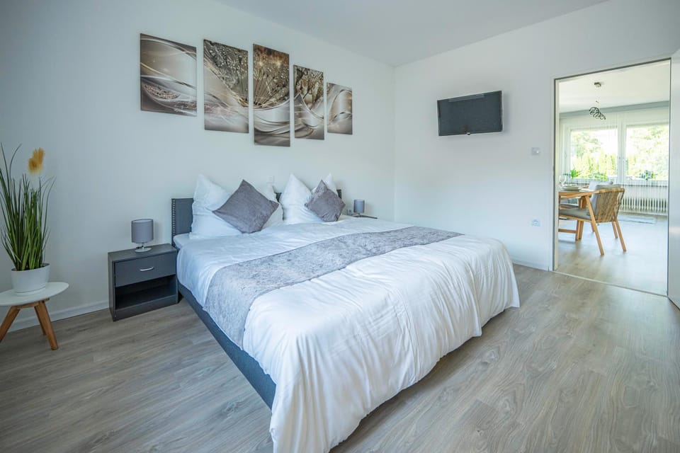 Bed, TV and multimedia, Photo of the whole room, Bedroom