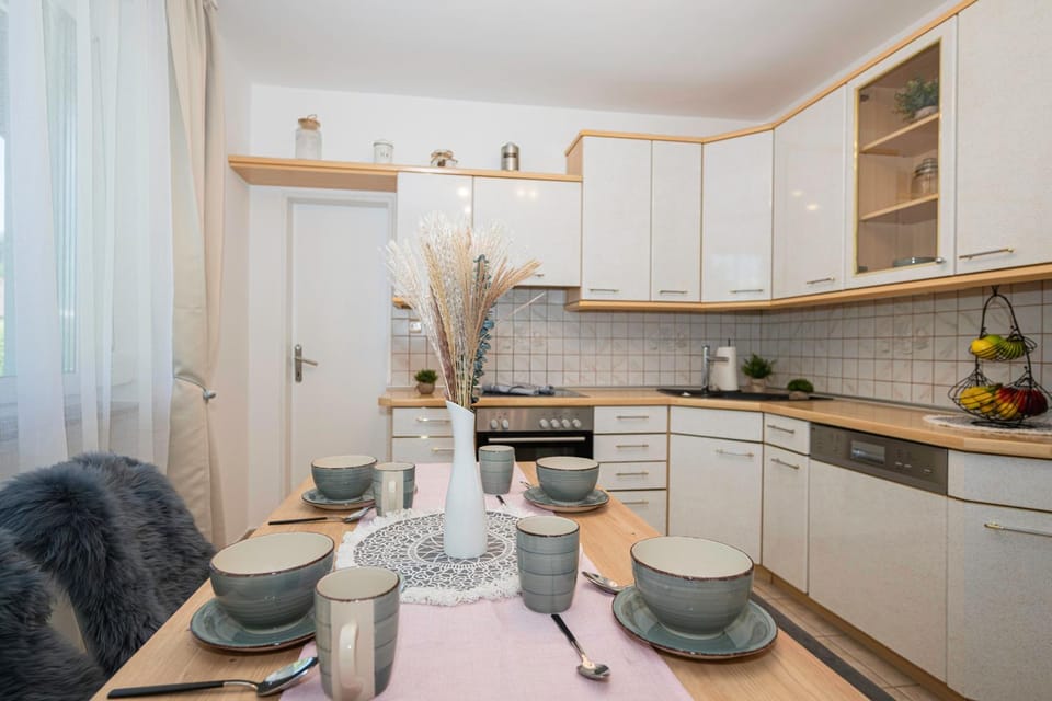 Coffee/tea facilities, Kitchen or kitchenette, Dining area, dishwasher, pet friendly, stove, kitchen