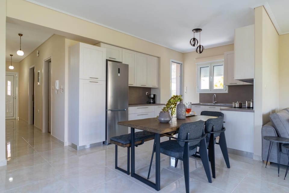Kitchen or kitchenette, Dining area, stove