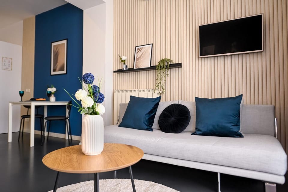 Communal lounge/ TV room, TV and multimedia, Living room, Seating area, Evening entertainment