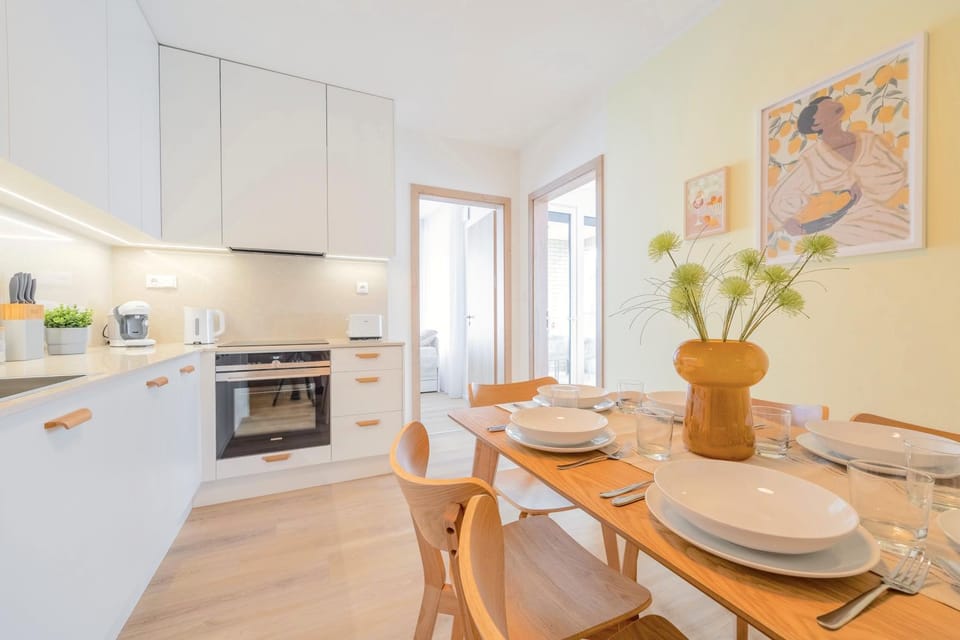 Kitchen or kitchenette, Dining area, stove