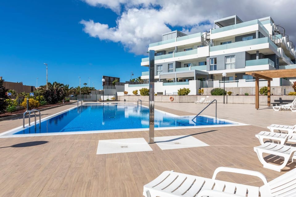 Shower, Property building, Swimming pool, sunbed