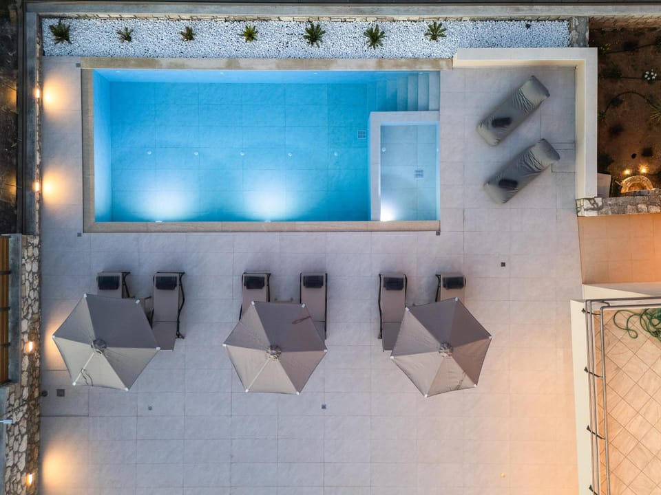 Swimming pool, sunbed