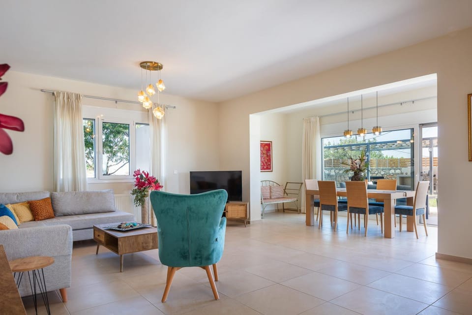Living room, Seating area, Dining area