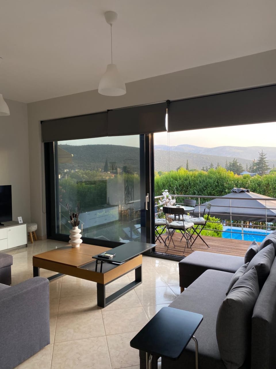 Natural landscape, TV and multimedia, Balcony/Terrace, Seating area, Pool view