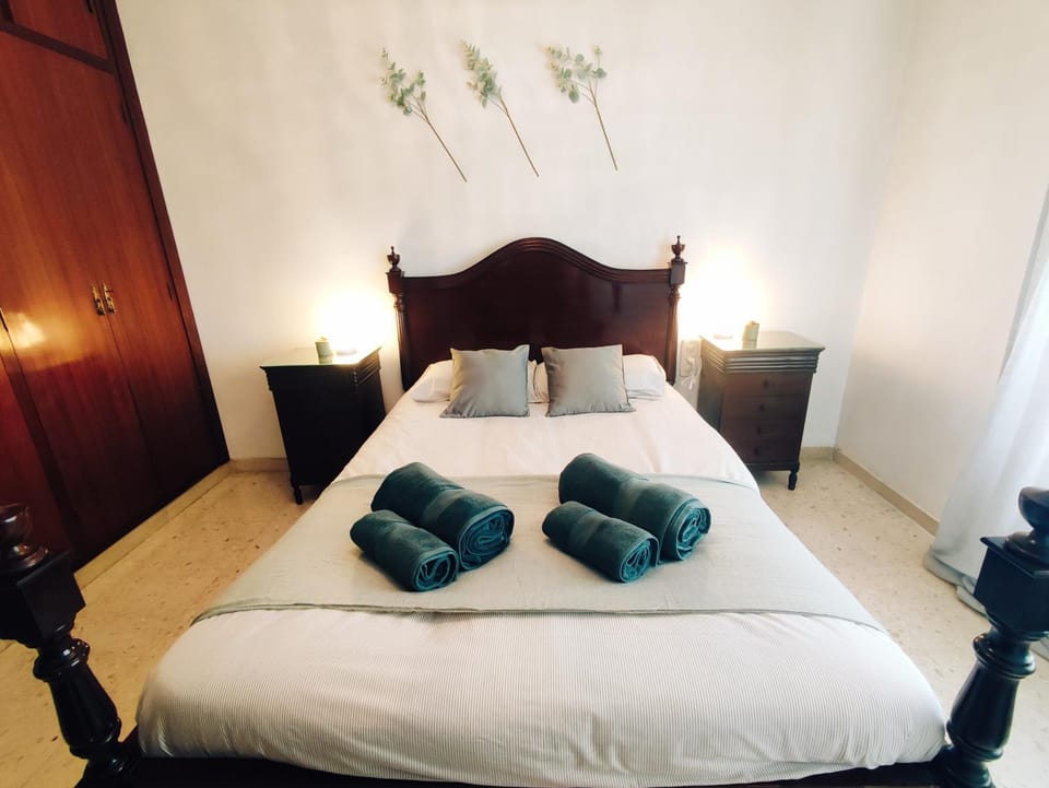 Bed, Bedroom, towels