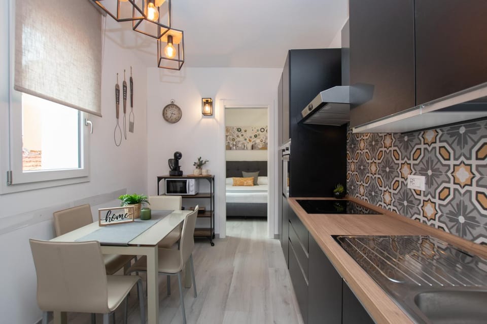 Bed, Kitchen or kitchenette, Photo of the whole room, Dining area, Bedroom, minibar, oven, pet friendly, stove