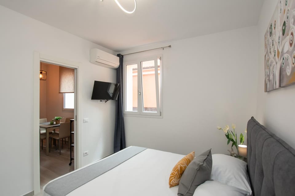 Communal lounge/ TV room, Bed, TV and multimedia, Living room, Photo of the whole room, Seating area, Evening entertainment, Bedroom, hair dresser, air conditioner