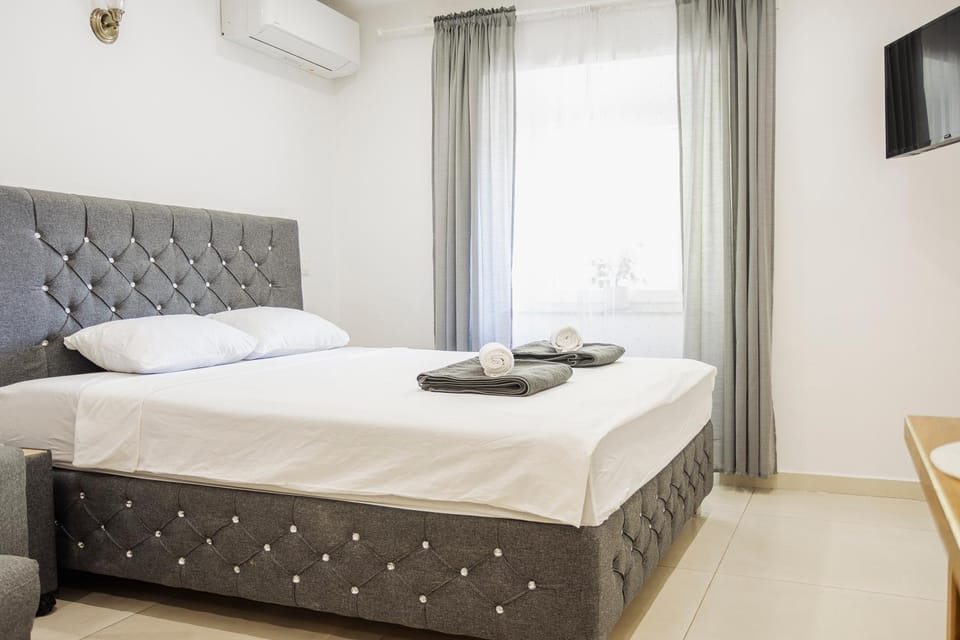 Bed, Bedroom, air conditioner