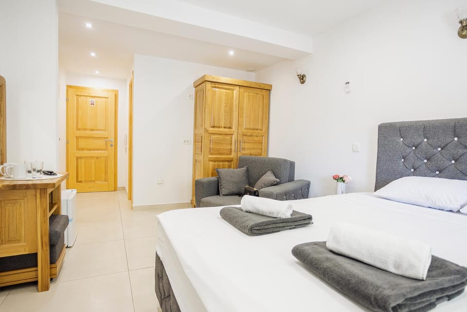 Bed, Photo of the whole room, towels, wardrobe