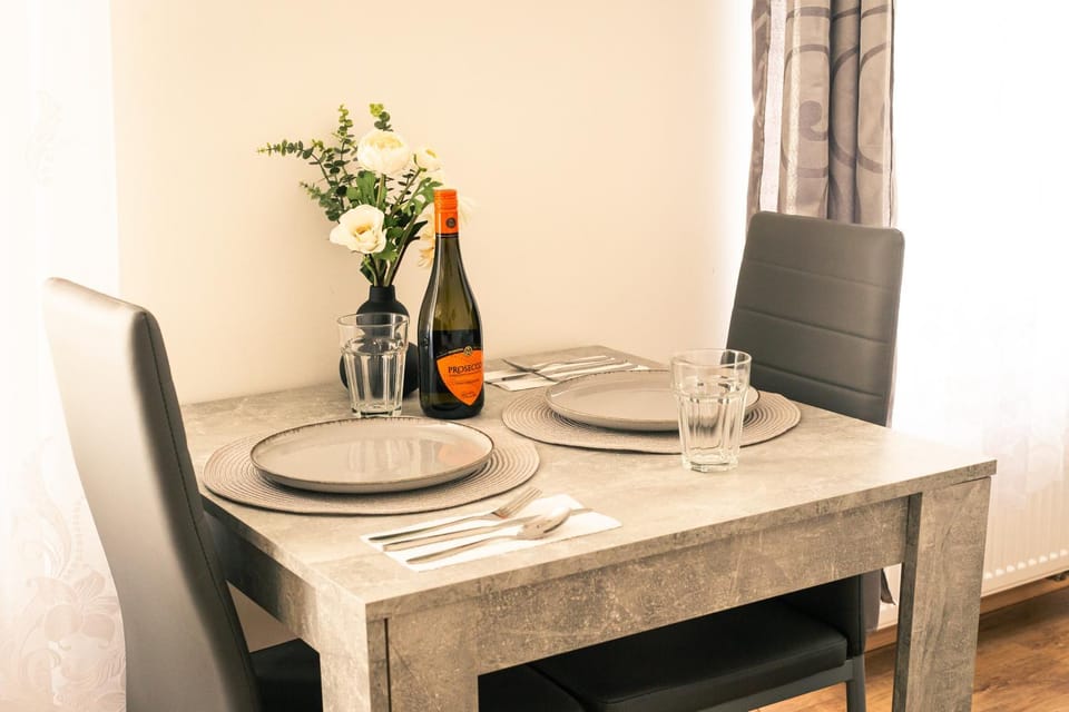 Living room, Food and drinks, Seating area, Dining area, Food