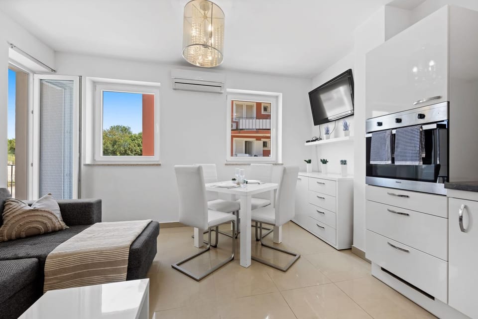 TV and multimedia, Seating area, Dining area, oven, kitchen