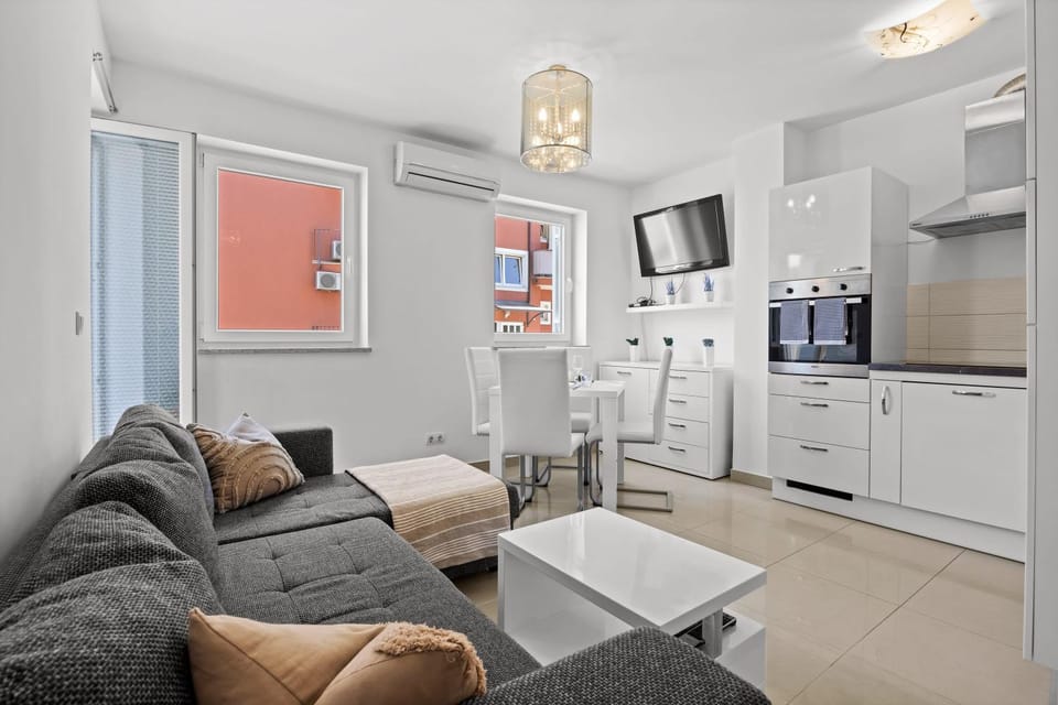 TV and multimedia, Seating area, Dining area, air conditioner