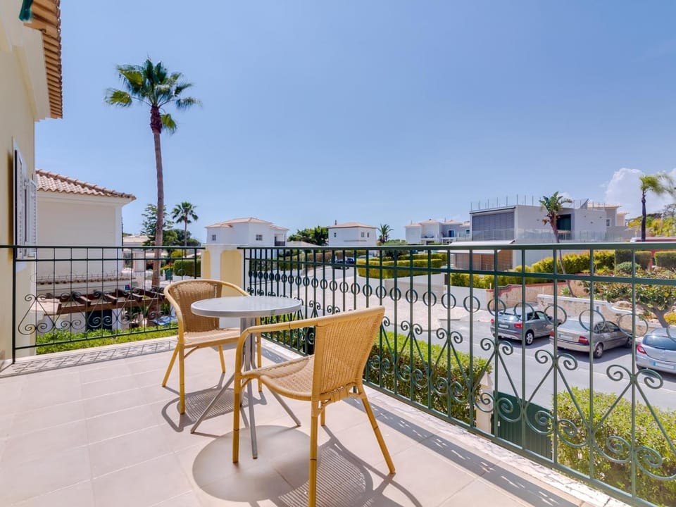 Property building, Patio, Balcony/Terrace