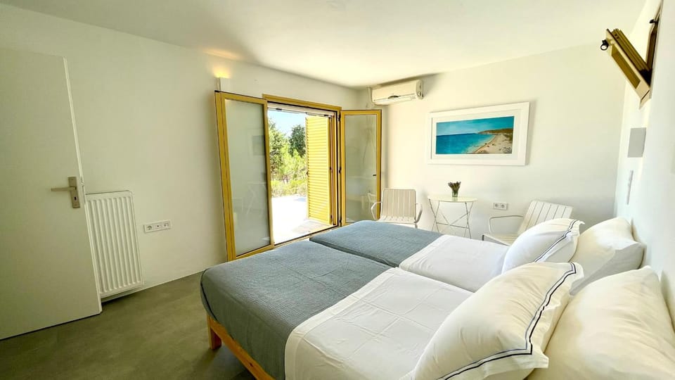 Bed, Garden, View (from property/room), Bedroom