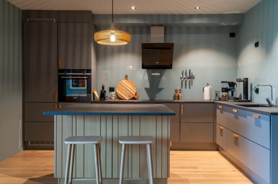 Coffee/tea facilities, Kitchen or kitchenette, Dining area, oven, stove, kitchen