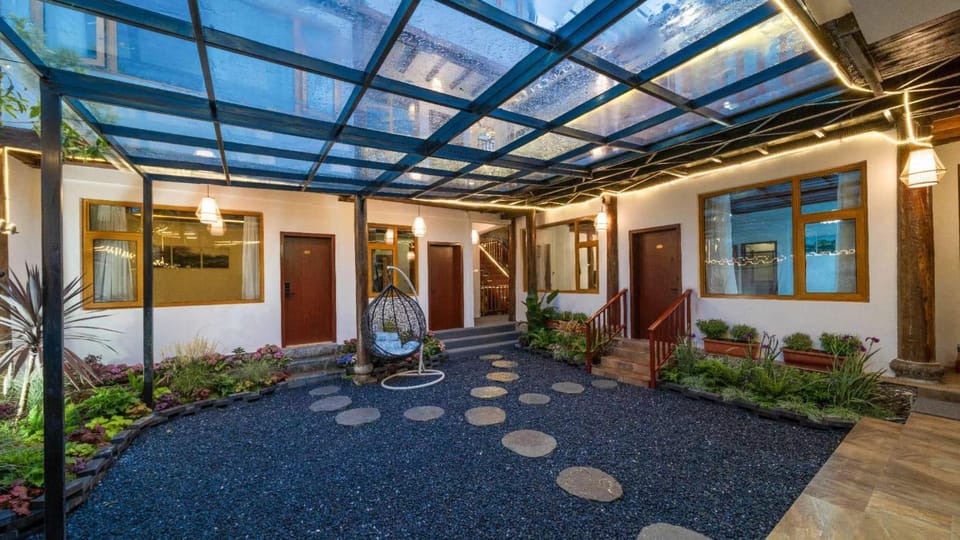 Communal lounge/ TV room, Garden view