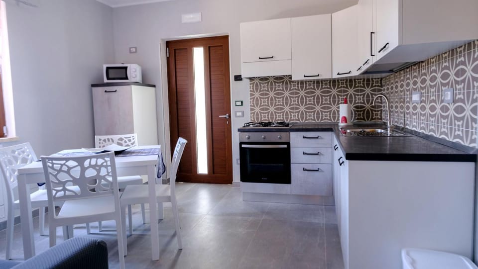 Kitchen or kitchenette, Dining area, stove