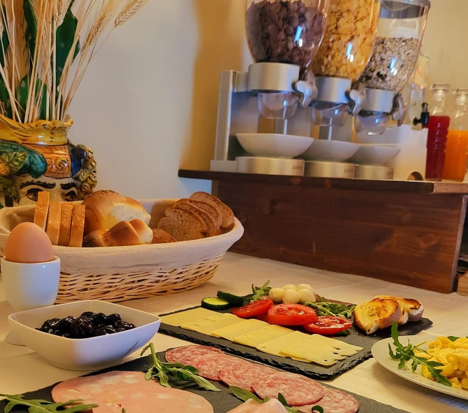 Breakfast, Continental breakfast, Buffet breakfast