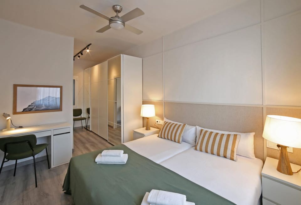 Photo of the whole room, Bedroom