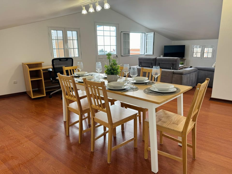 TV and multimedia, Living room, Seating area, Dining area