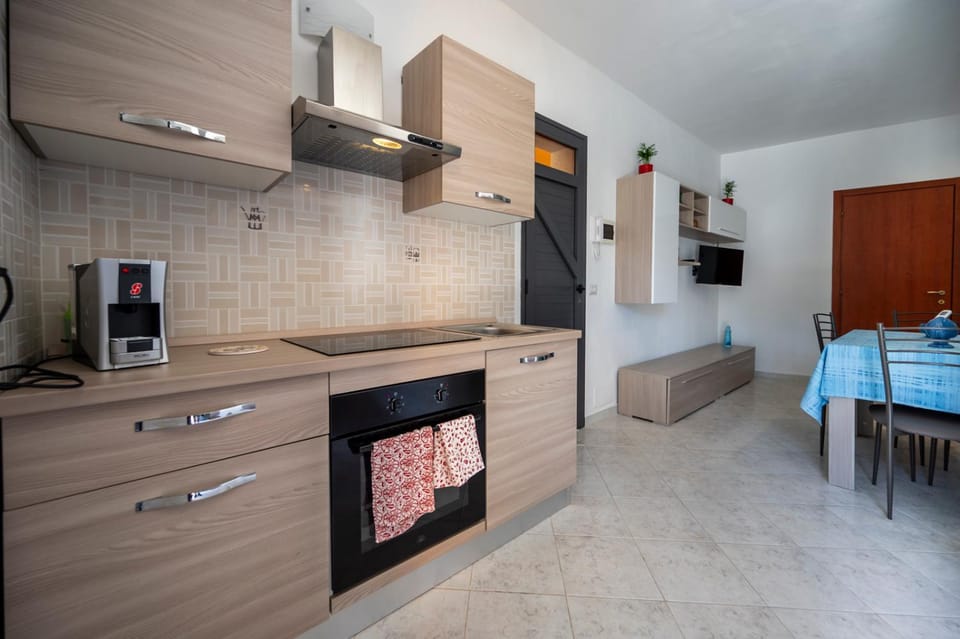 Kitchen or kitchenette, Dining area, oven, stove