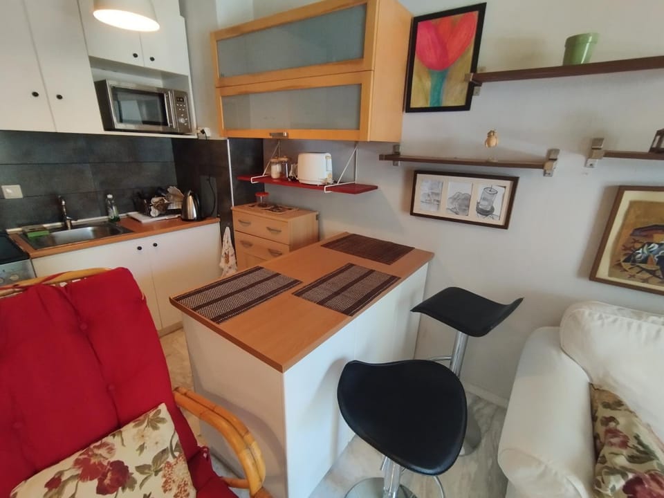 Kitchen or kitchenette, Dining area, minibar, stove