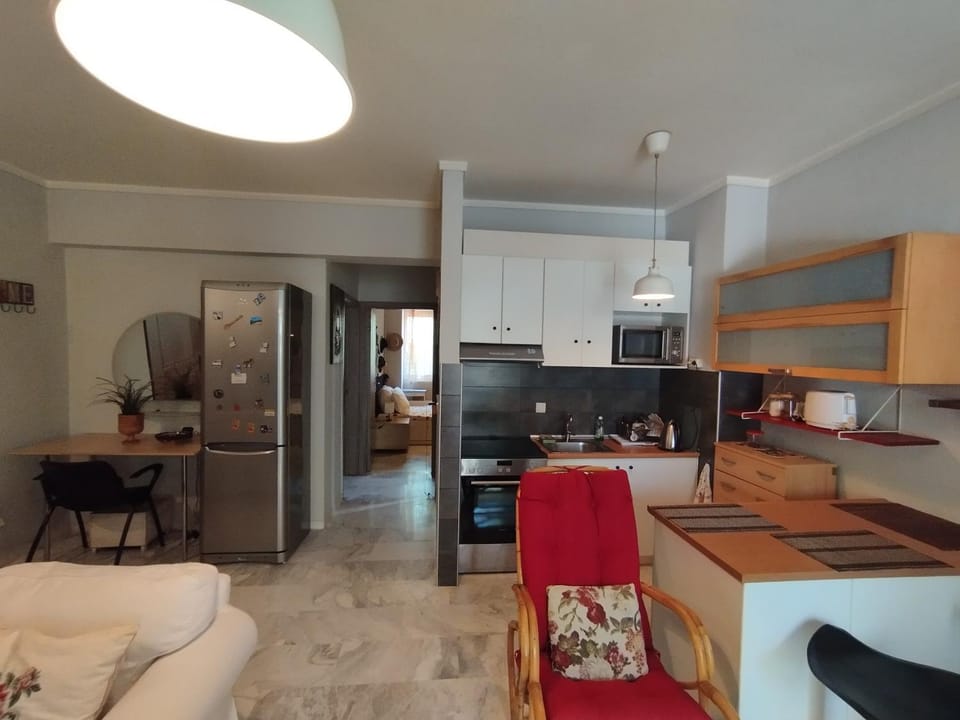 Kitchen or kitchenette, Living room, Seating area, Dining area, minibar, oven, stove