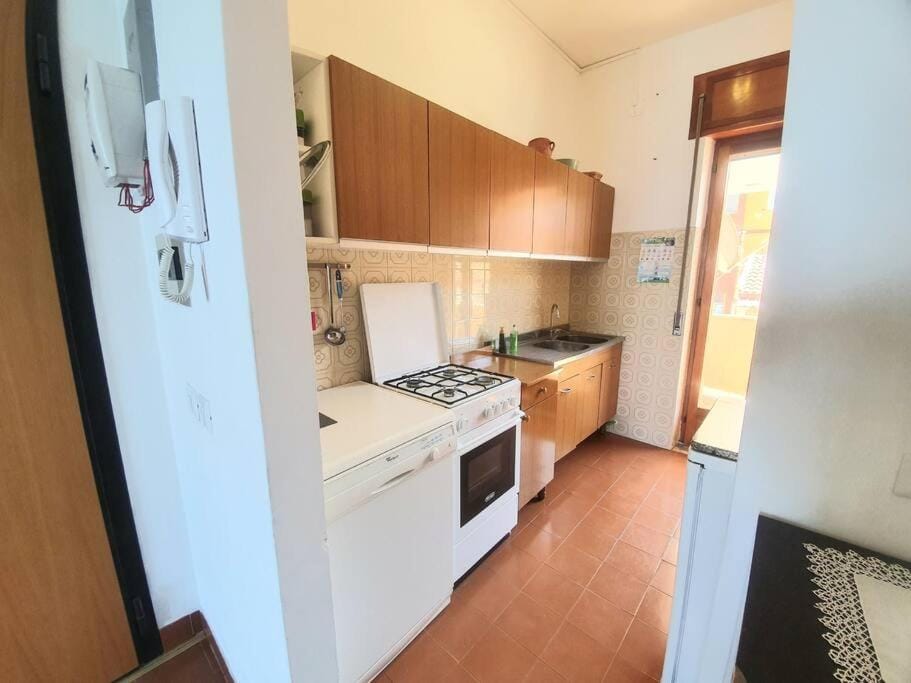 Kitchen or kitchenette, minibar, oven, stove