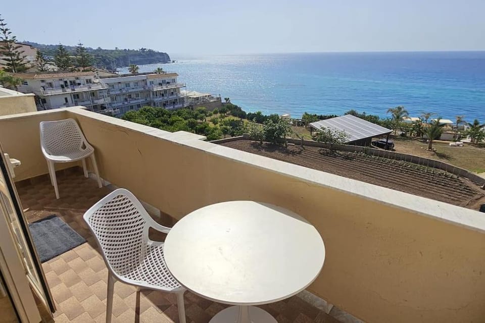 Patio, Day, Natural landscape, View (from property/room), Balcony/Terrace, Seating area, Dining area, Beach, Sea view