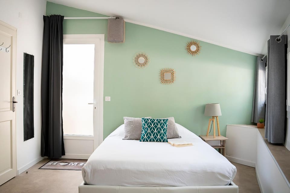 Photo of the whole room, Bedroom