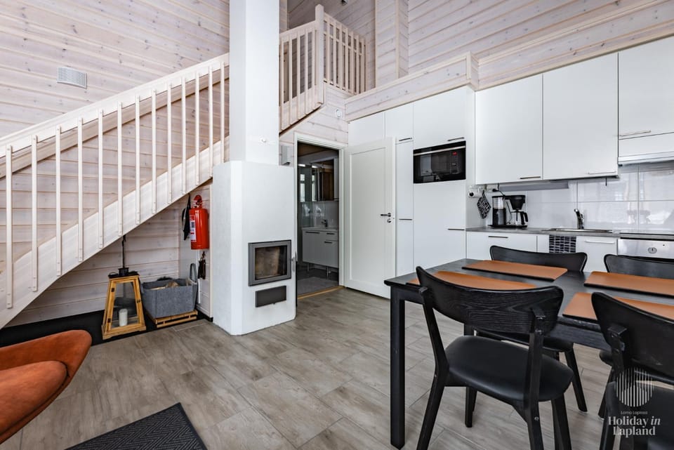 Kitchen or kitchenette, Dining area, fireplace