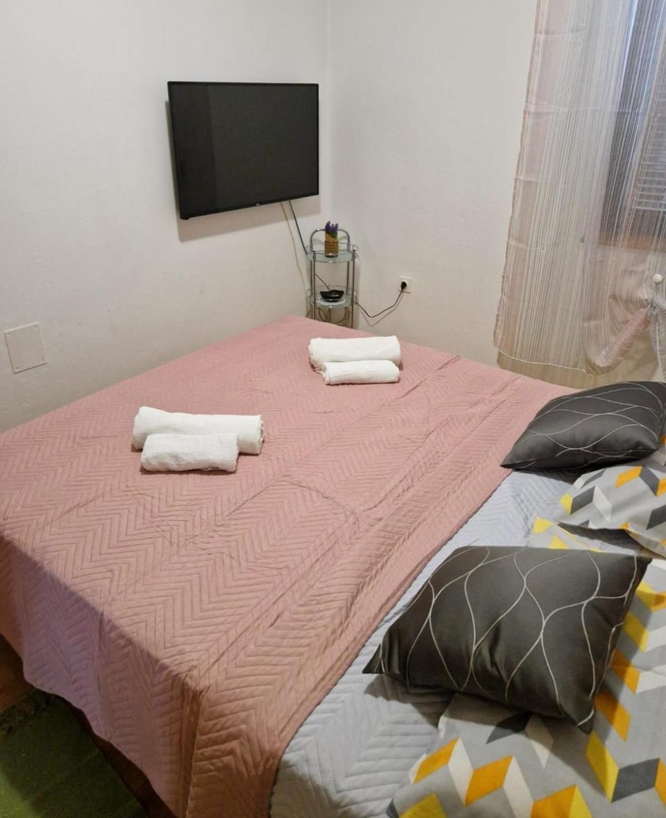 Bed, TV and multimedia, Bedroom