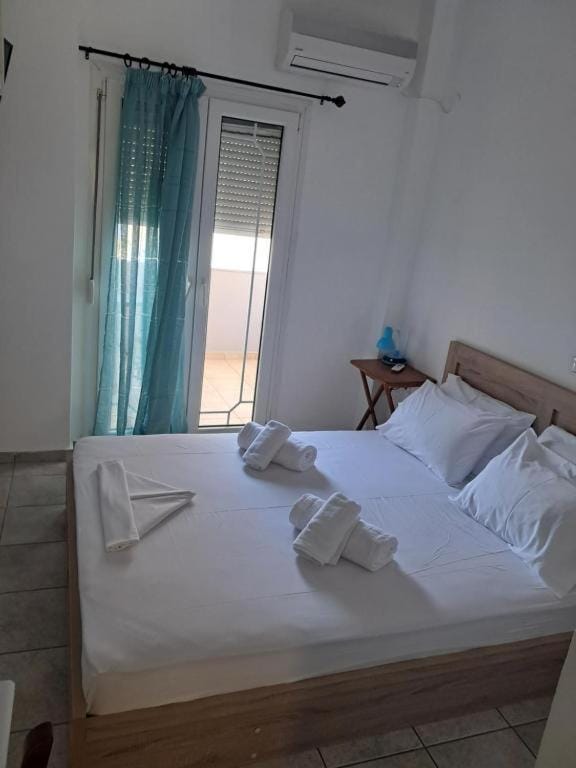 Bed, Photo of the whole room, Bedroom, towels, air conditioner