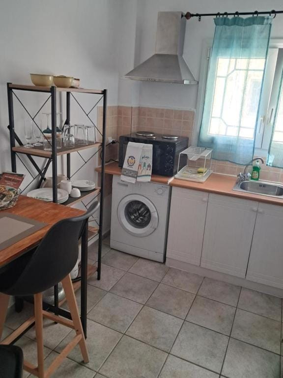 Kitchen or kitchenette, Dining area, oven, stove, washing machine