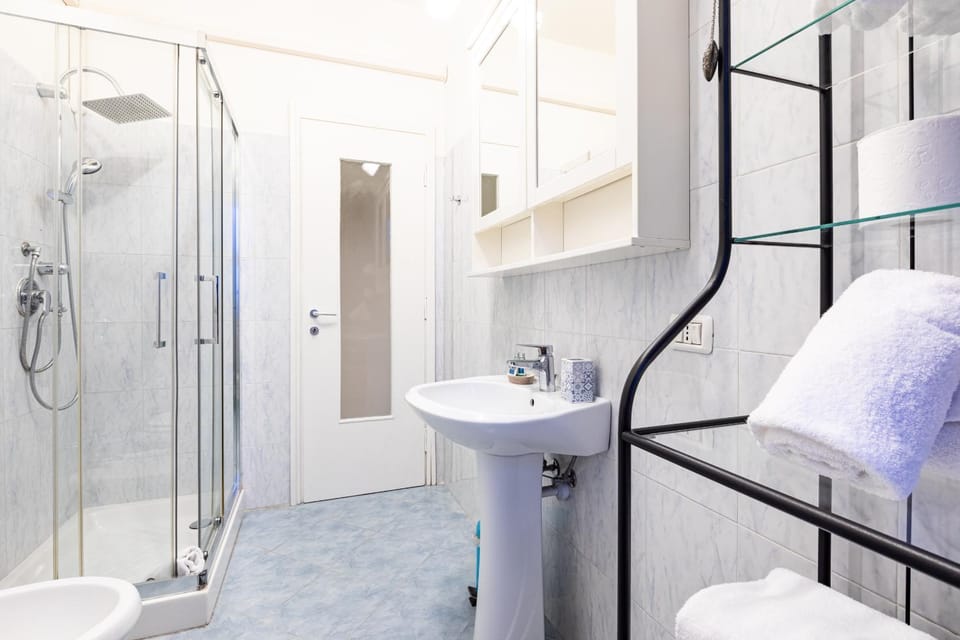 Shower, Toilet, Bathroom, towels