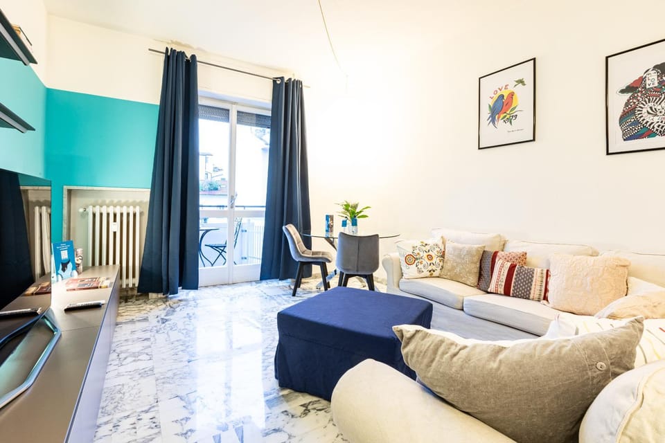 TV and multimedia, Living room, Seating area, internet, air conditioner