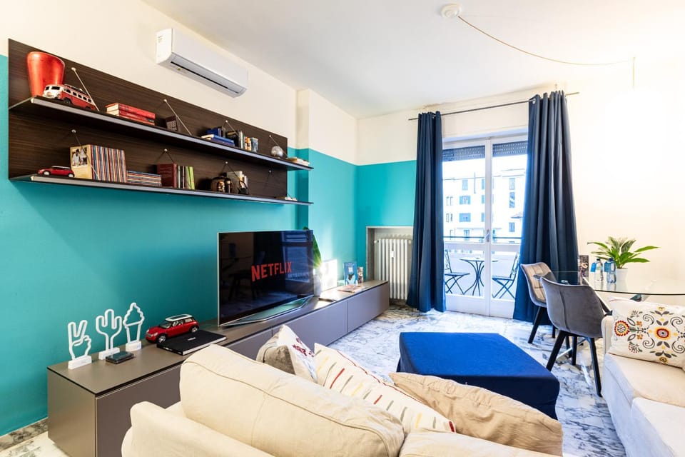 TV and multimedia, Living room, Seating area, air conditioner