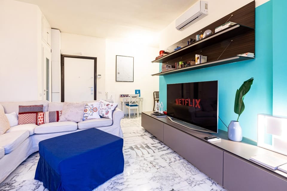 TV and multimedia, Living room, Photo of the whole room, Seating area, air conditioner