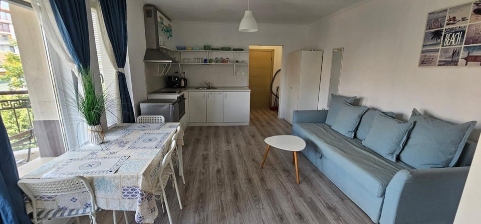 Kitchen or kitchenette, Living room