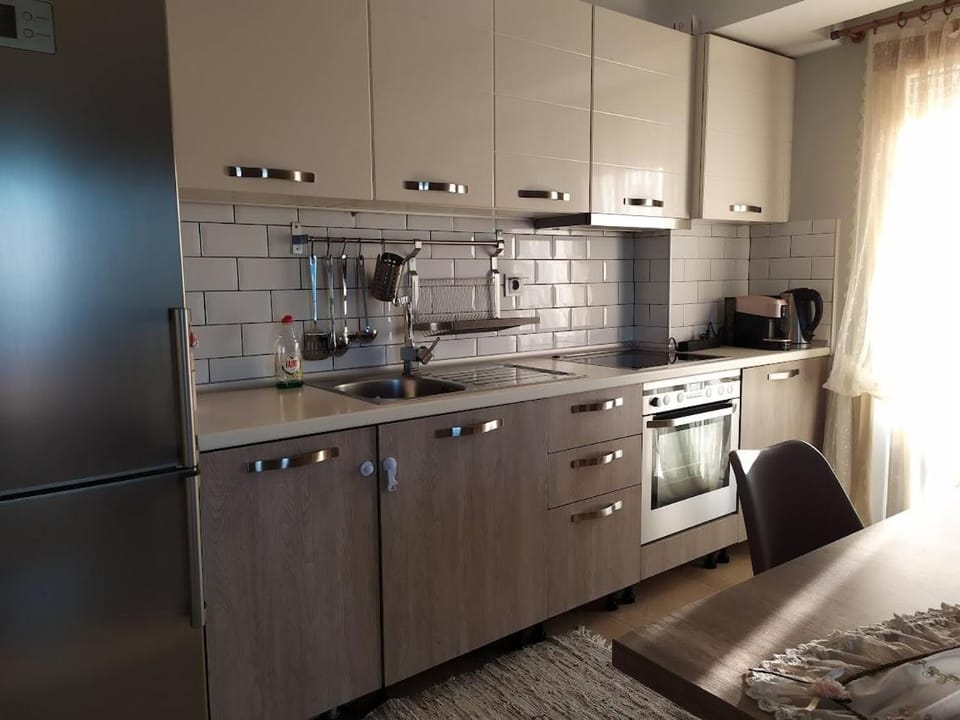 Coffee/tea facilities, Kitchen or kitchenette, dishwasher, oven, stove, toaster