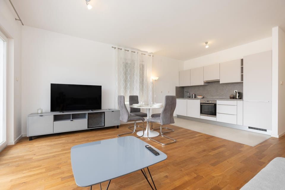 Communal lounge/ TV room, TV and multimedia, Living room