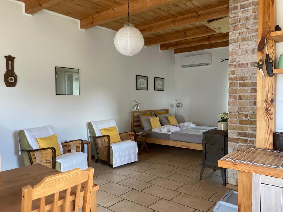 Photo of the whole room, Seating area