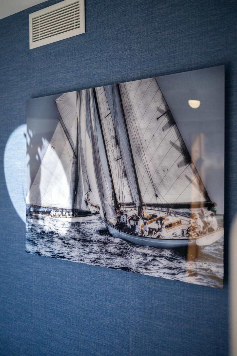 Decorative detail, internet, air conditioner