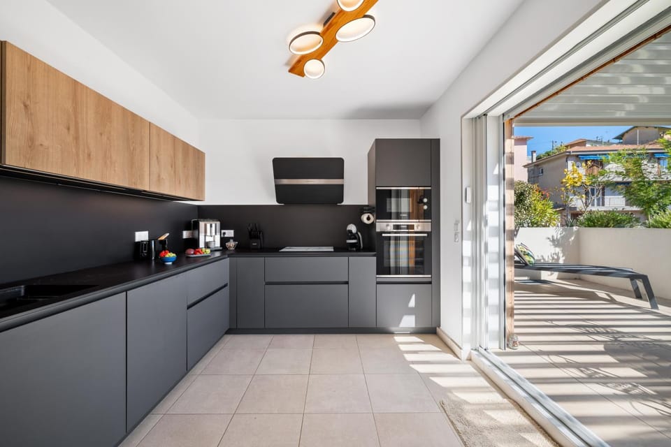 Coffee/tea facilities, Kitchen or kitchenette, dishwasher, oven, stove