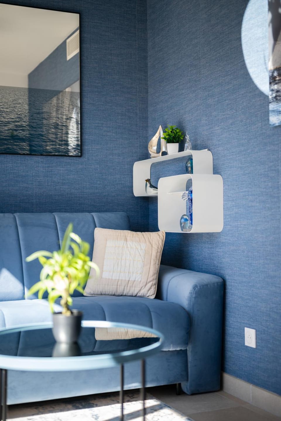 Living room, Decorative detail, internet, air conditioner