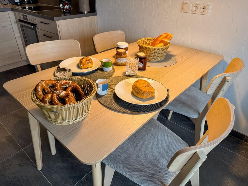 Dining area, Food