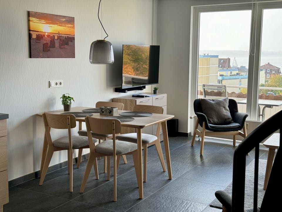 TV and multimedia, View (from property/room), Seating area, Dining area